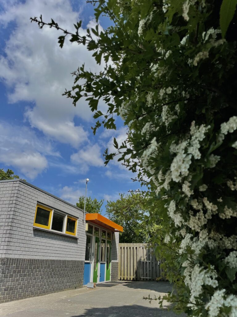 Sanitairgebouw van Bloemketerp met douches wc's wasmachine, droger en chemisch toilet. Met mooie nieuwe geverfde kozijnen. 