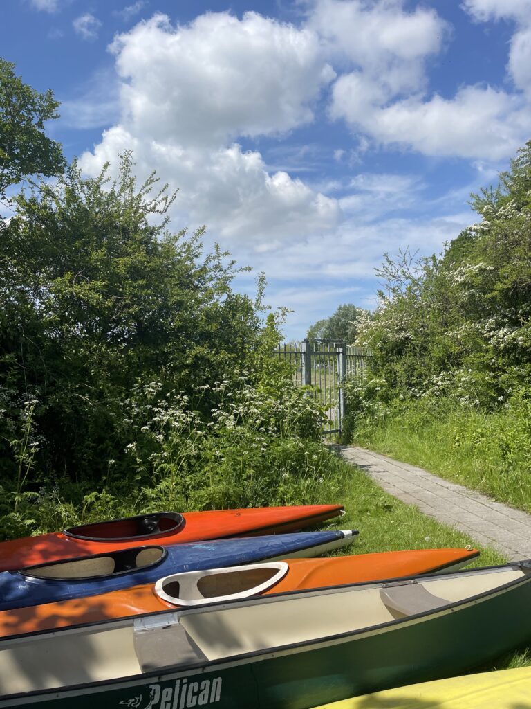 Kano bij het hek van het park naast tentplaatsen