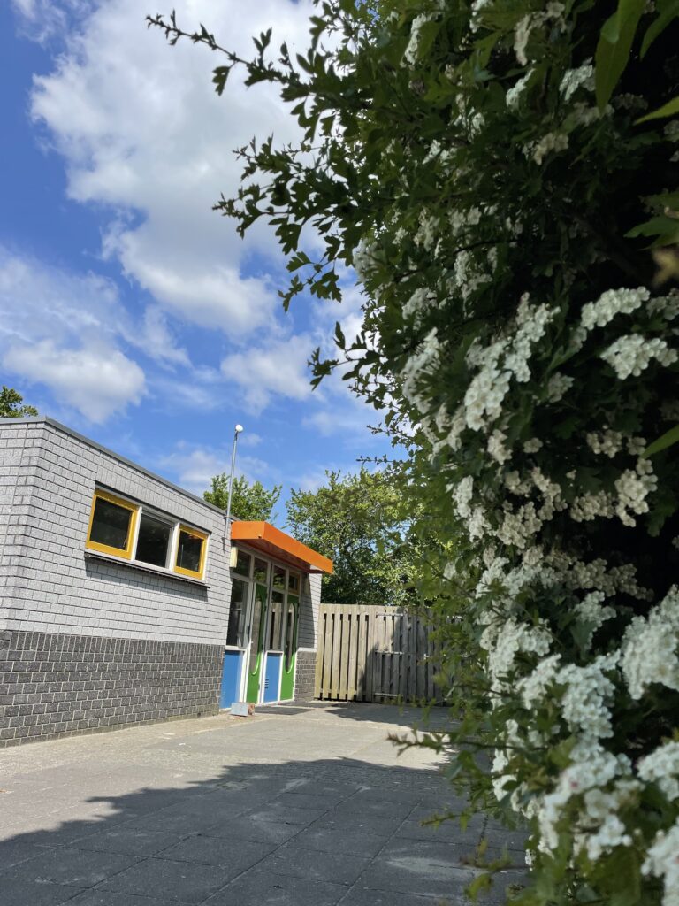 Ons sanitairgebouw naast de prachtige kampeervelden van Bloemketerp. 